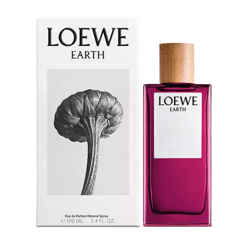 Hương violet quý phái, điểm xuyết chút ngọt ngào và bí ẩn, lưu luyến trên làn da, để lại ấn tượng sâu đậm